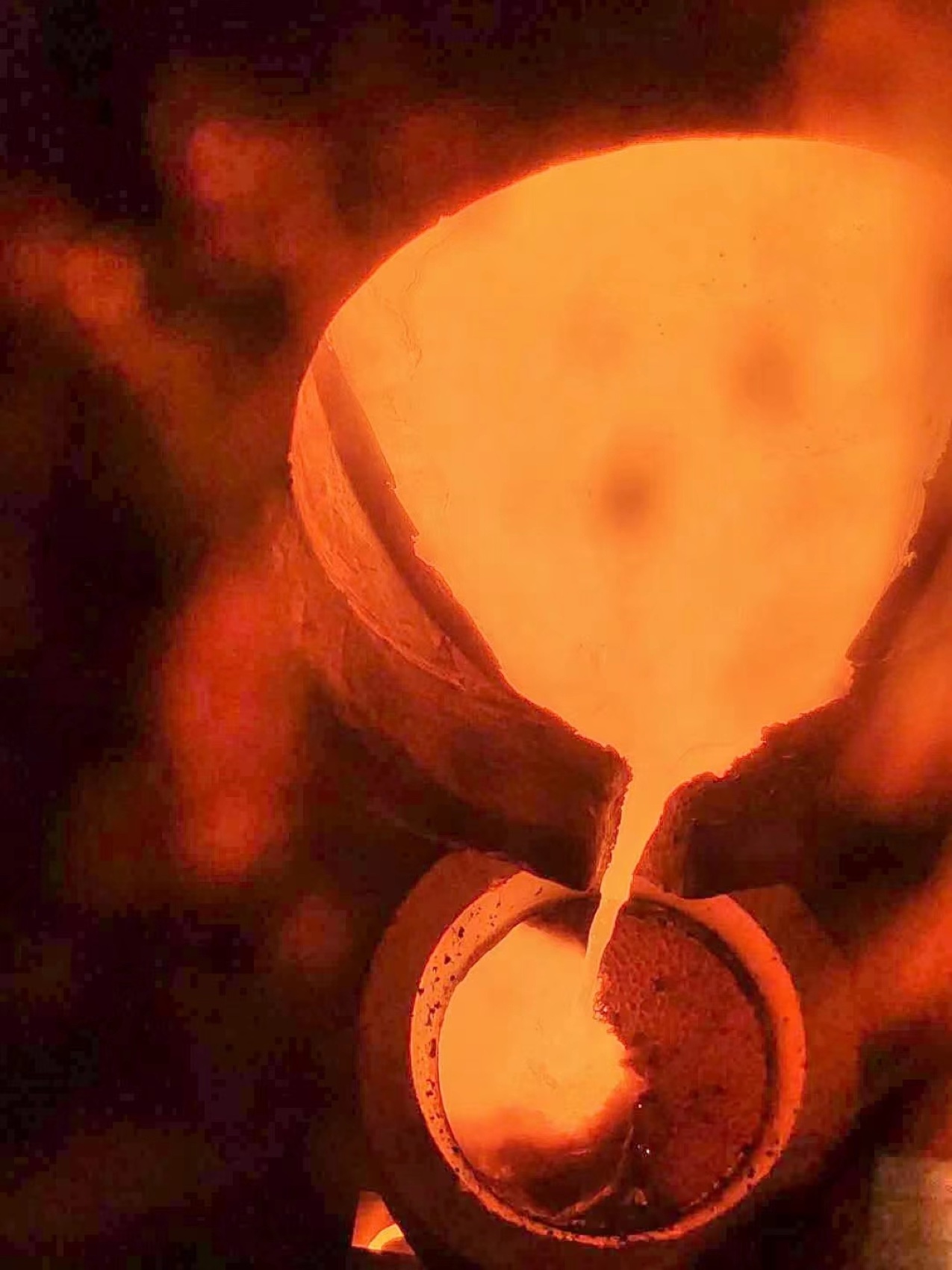 Molten metal pour